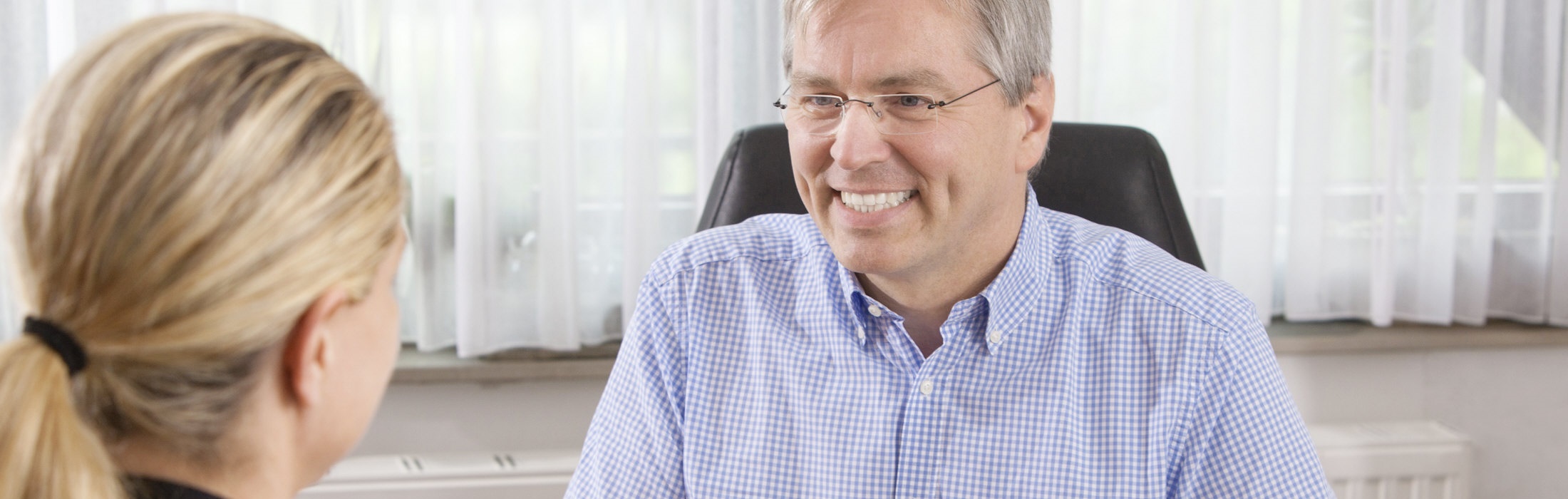 Headerfoto mit Herrn Dr. Riehl im Gespräch mit Patientin