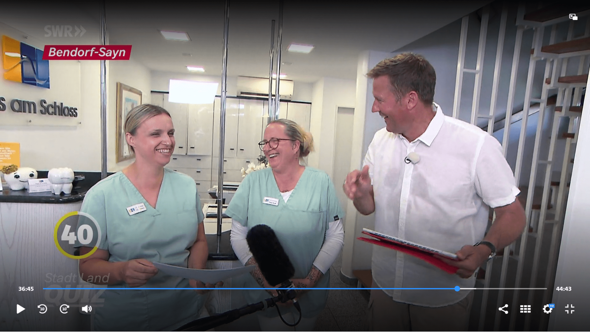 Screenshot der TV-Sendung "Stadt Land Quiz" mit Jessi, Tanja und Moderator Jens Hübschen